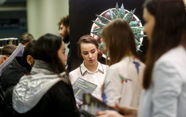 Targi pracy i targi dla studentów to miejsca, w których można już szukać potencjalnych firm, w których warto odbyć praktyki studenckie.