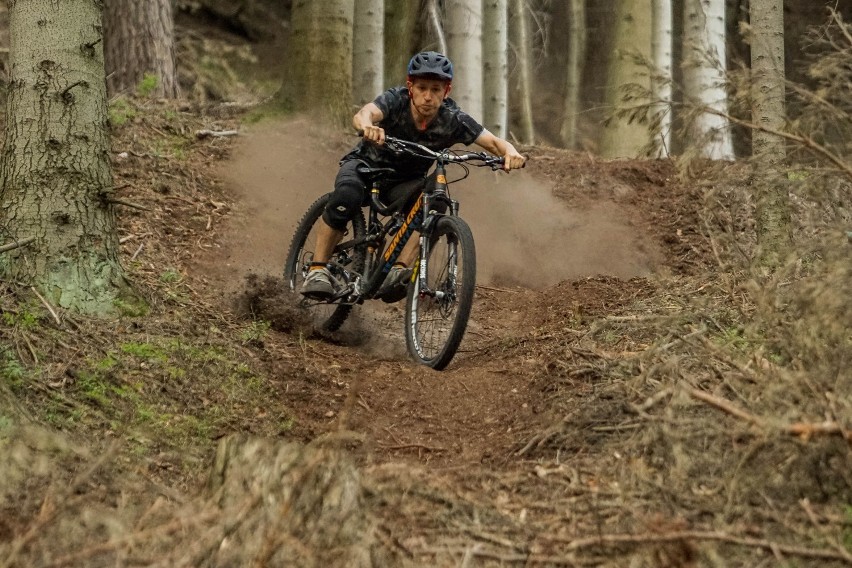 Górskie trasy rowerowe MTB powstają w Czarnorzekach. Atrakcja dla miłośników ekstremalnych zjazdów będzie dostępna w tym sezonie [ZDJĘCIA]