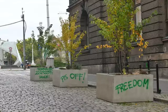 W czwartek Trybunał Konstytucyjny orzekł, że ustawowe zapisy zezwalające na aborcję ze względu na poważne wady płodu, są niezgodne z konstytucją RP. Oznacza to, że odtąd wykonywanie takich zabiegów jest w Polsce nielegalne. Aborcja pozostanie dopuszczalna w przypadku zagrożenia życia lub zdrowia matki oraz w przypadku, kiedy ciąża jest wynikiem czynu zabronionego, czyli np. jest efektem gwałtu.

Tego samego dnia w Poznaniu odbył się marsz przeciw zakazowi aborcji. Po jego zakończeniu na donicach przy ulicy Paderewskiego w centrum Poznania pojawiły się hasła przeciwko rządowi PiS. 

Przejdź do galerii------------>