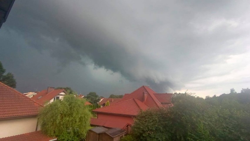 Burza i potężna ulewa nad Słupskiem. W wielu miejscach...
