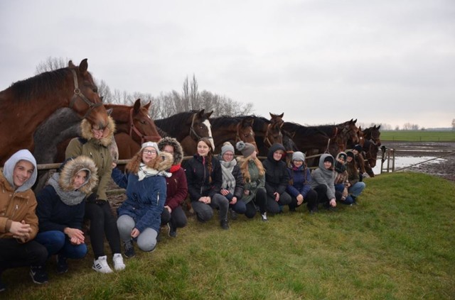 Uczennice z Technikum Hodowli Koni w Żywcu na lekcjach uczą się m.in. jazdy konnej