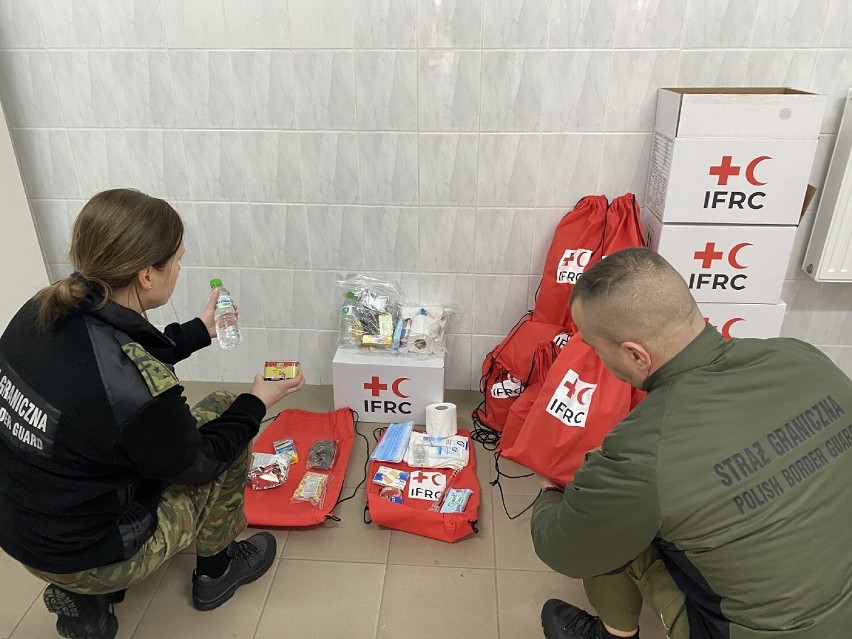 Pomoc wciąż dociera do potrzebujących cudzoziemców. Podlaski oddział SG otrzymał kolejne wsparcie z ramienia Polskiego Czerwonego Krzyża