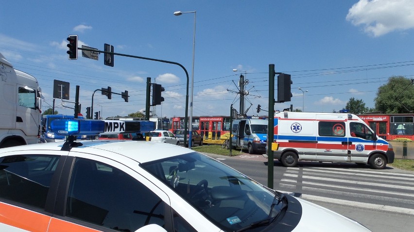 Kraków: wypadek na al. Jana Pawła II. Rowerzystka wjechała pod tramwaj [ZDJĘCIA]