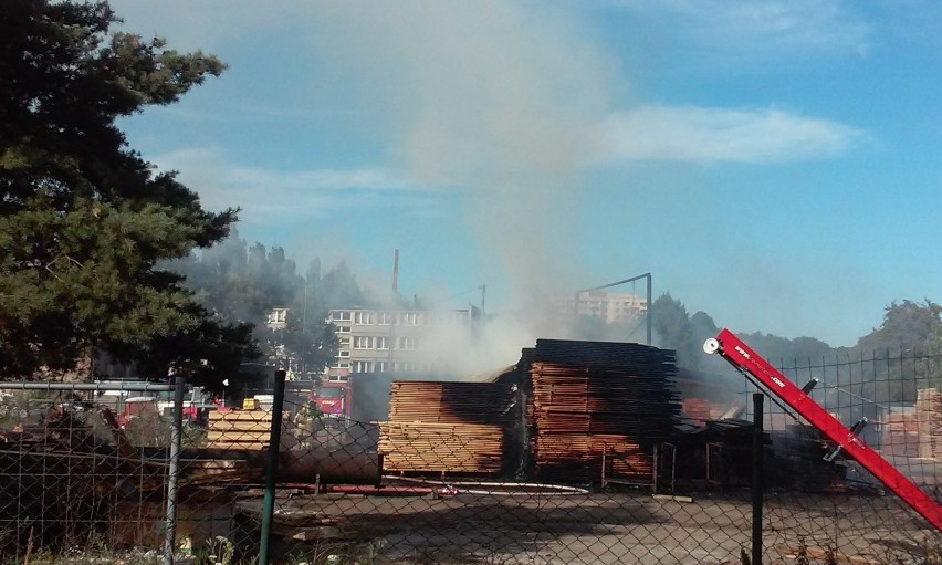 Pożar tartaku na ul. Golisza. W akcji siedem jednostek straży pożarnej 