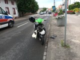 Kolizja na ul. 5-Stycznia w Wolsztynie. Motorower uderzył w samochód osobowy