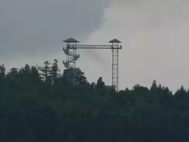 Wieża widokowa na Górze Granicznej w Górach Opawskich to jedno z miejsc wartych poznania i odwiedzenia. Dwie stare konstrukcje pod anteny przekaźnikowe przekształcono tam w zjawiskową platformę widokową. Kładka, po której można przejść, znajduje się na wysokości 25 metrów nad ziemią!