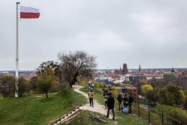 Dzień Flagi w Gdańsku. Państwowa flaga podniesiona na maszt na Górze Gradowej. Flagi na ulicach miasta i pojazdach komunikacji miejskiej