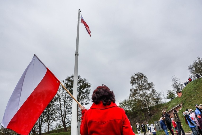 Dzień Flagi w Gdańsku. Państwowa flaga podniesiona na maszt...