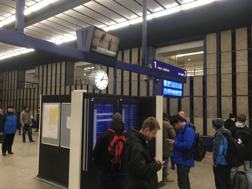 Wielkanoc 2019, Warszawa. Mobilni informatorzy na Dworcu Centralnym. Pomogą ustalić dogodne przesiadki i znaleźć odpowiednie perony