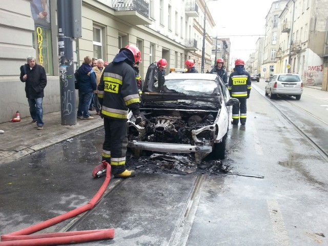 Na ulicy Zielonej w Łodzi samochód zajął się ogniem z powodu zwarcia instalacji elektrycznej. Przez ok. godzinę nie kursowały tam tramwaje. Strażacy opanowali sytuację