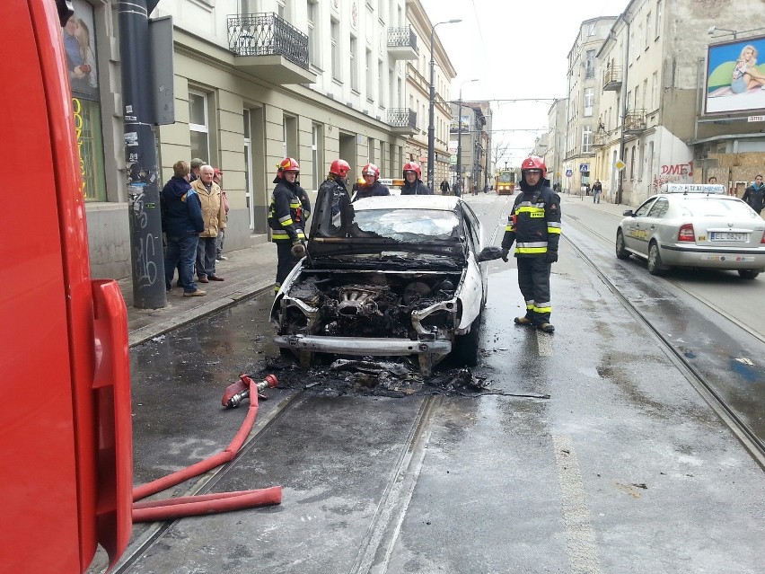 Na ulicy Zielonej w Łodzi samochód zajął się ogniem z powodu...