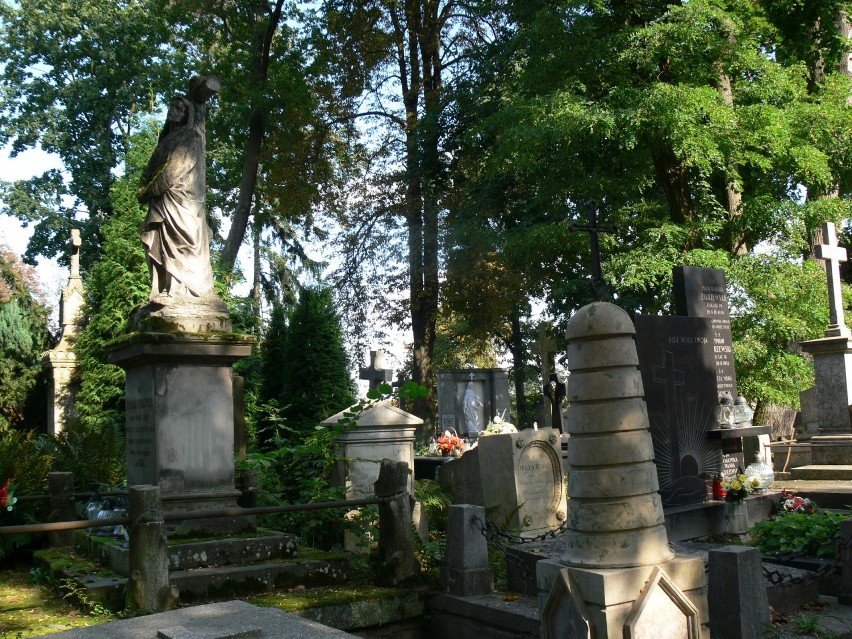 Zabytkowe nagrobki na Cmentarzu Katedralnym w Sandomierzu odzyskają blask. Radni przekazali na ten cel pieniądze 