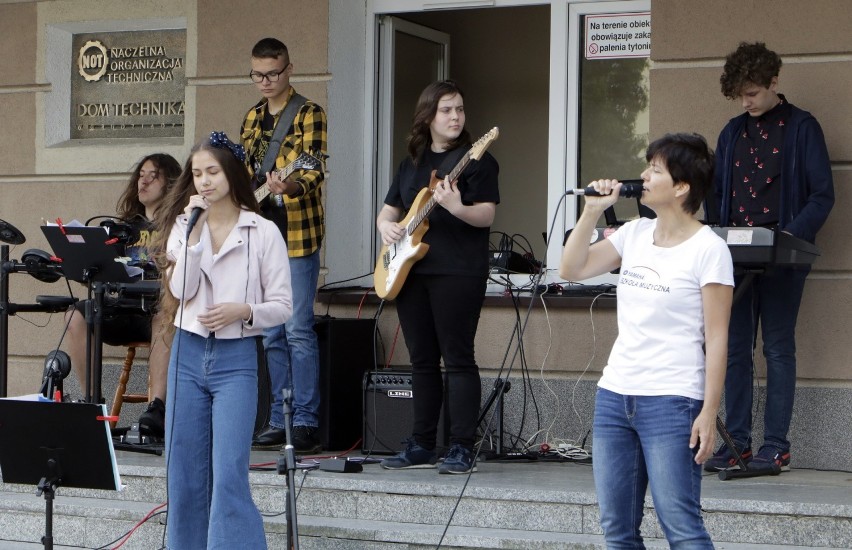 Festyn szkoły muzycznej "Yamaha" przed Domem Technika NOT w...