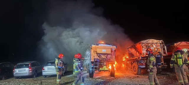 Strażacy prawie trzy godziny gasili trzy płonące pługopiaskarki