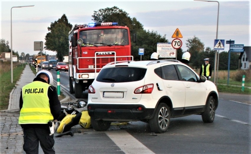 Oświęcim. Wypadek na skrzyżowaniu ulic Fabrycznej i Unii Europejskiej. Motocyklista uderzył w samochód