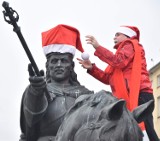 Malbork. Król  Kazimierz Jagiellończyk jak św. Mikołaj. Członkowie PTTK znów przystroili pomnik 