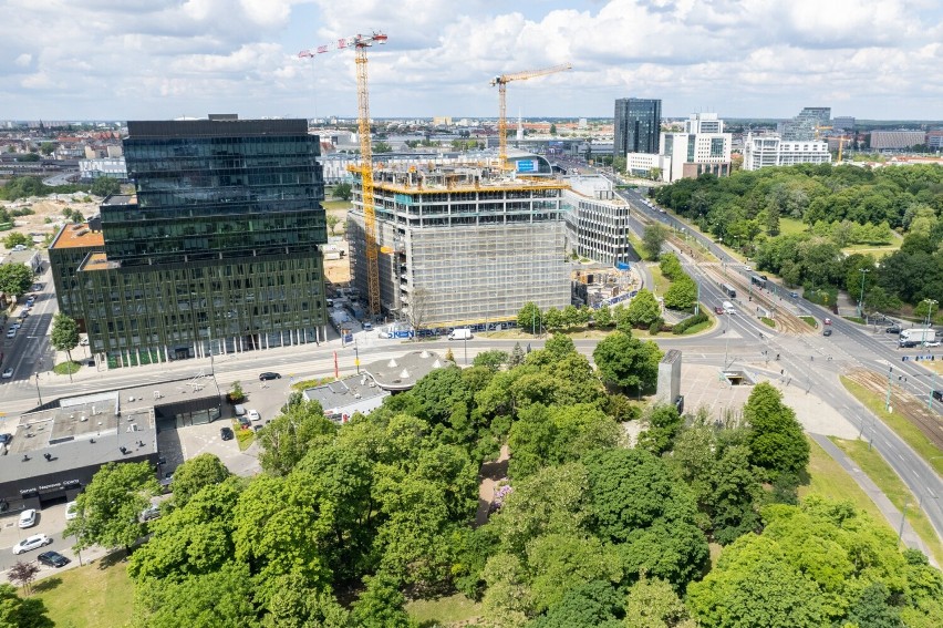 Rozbudowuje się kolejny budynek Nowego Rynku na poznańskiej...