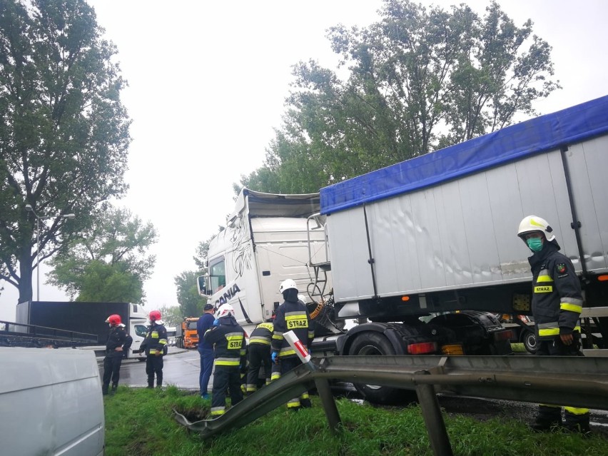 Trzy auta zderzyły się na trasie z Wrocławia do Kłodzka (ZOBACZCIE ZDJĘCIA)