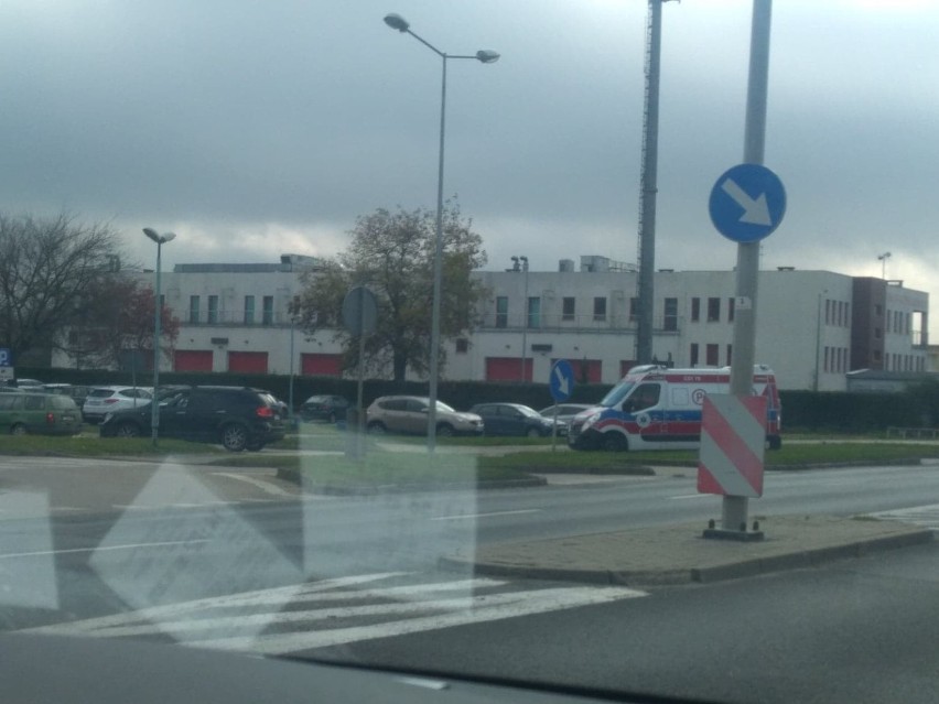 Inowrocław - Przez szlabany tworzą się kolejki do wjazdu pod inowrocławski szpital. Zwraca na to uwagę Konfederacja. Zdjęcia 