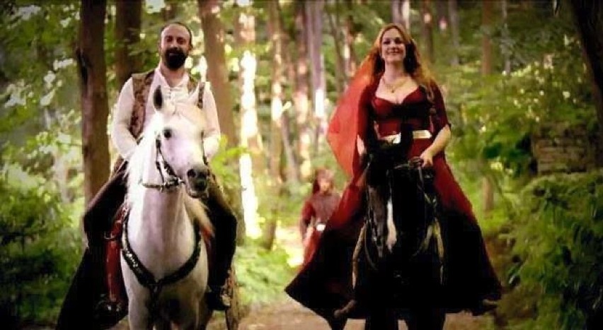 Sulejman Wspaniały (Halit Ergenc) i Hurrem (Meryem Uzerli)