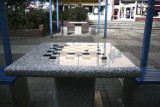 Dwa stoły do gry w szachy stanęły na pilskim deptaku