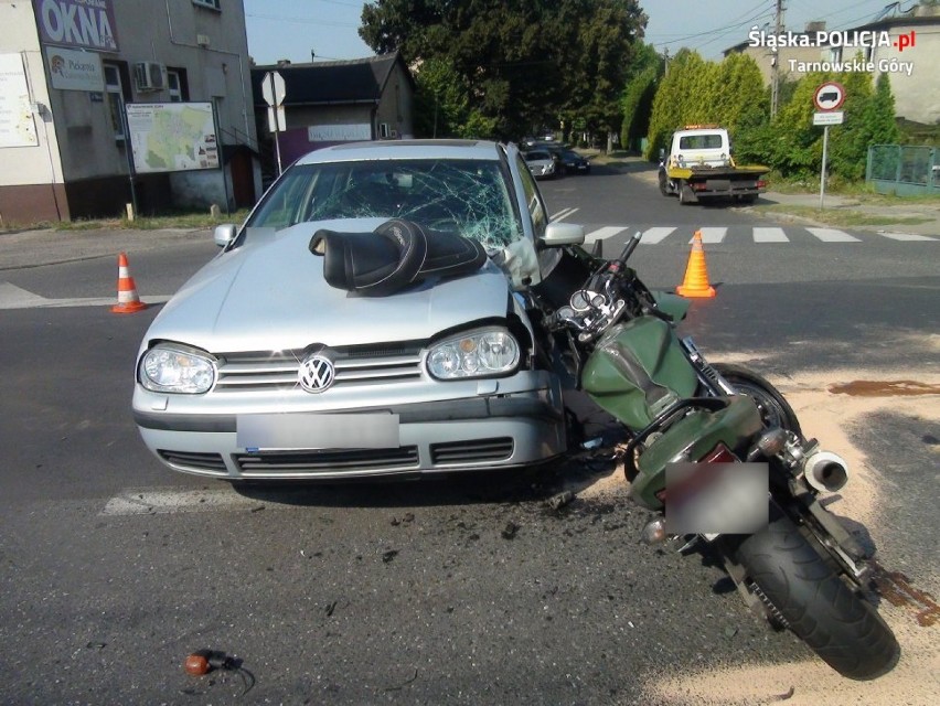 Wypadek w Bobrownikach Śląskich. Motocykl zderzył się z osobówką, są ranni [ZDJĘCIA]