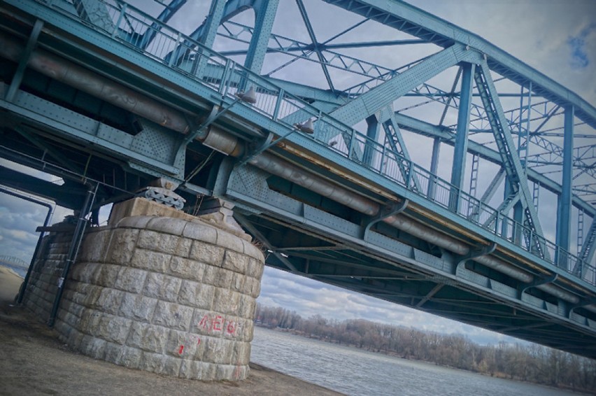 Toruń: Wandale na moście Piłsudskiego [ZDJĘCIA]