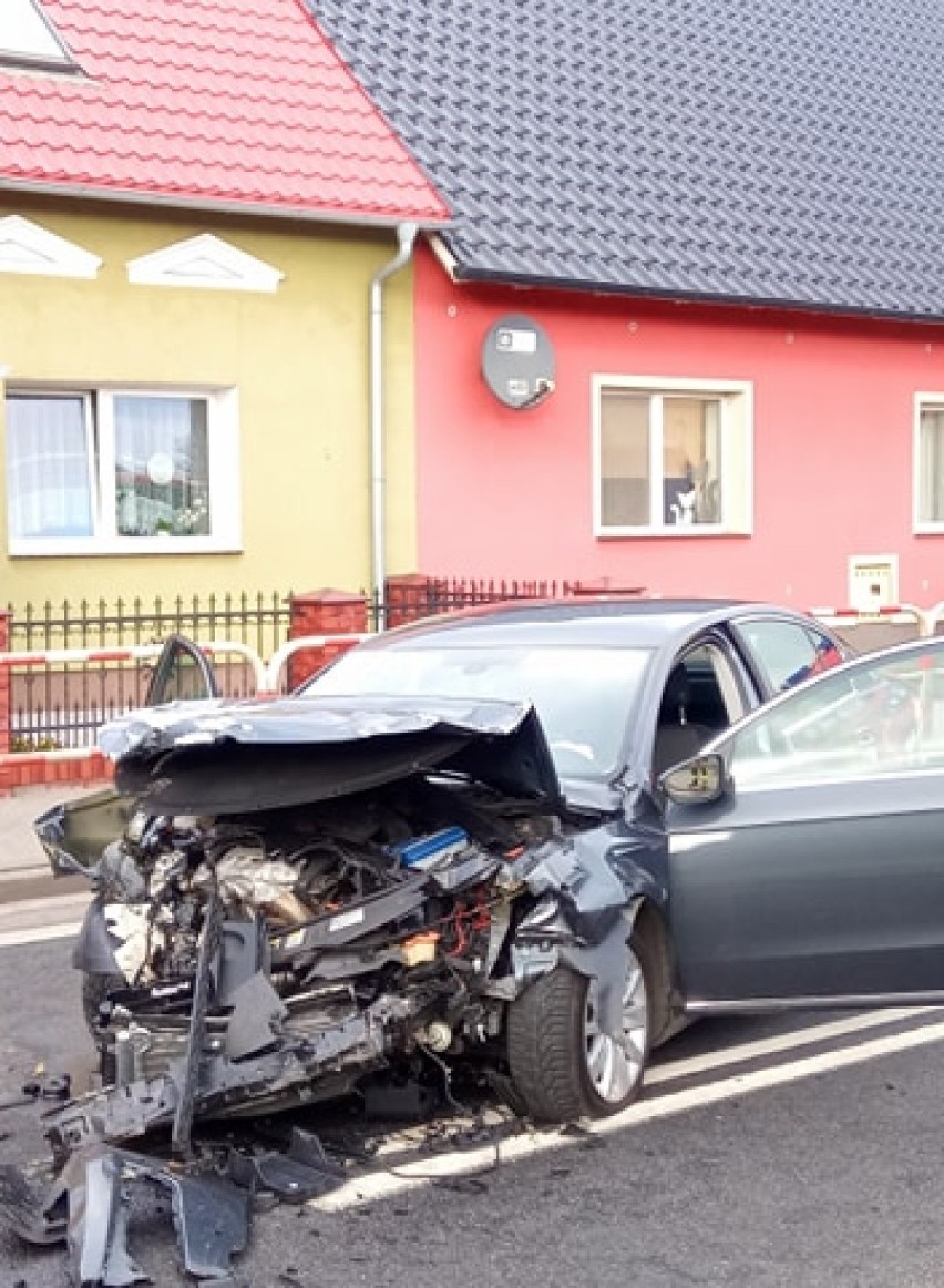 Zderzenie dwóch pojazdów na drodze krajowej nr 32 w Rostarzewie 