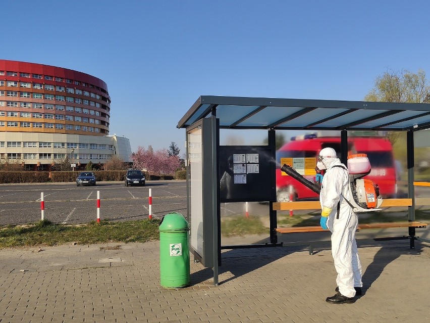 Strażacy z OSP Sulisławice dezynfekują przystanki autobusowe...