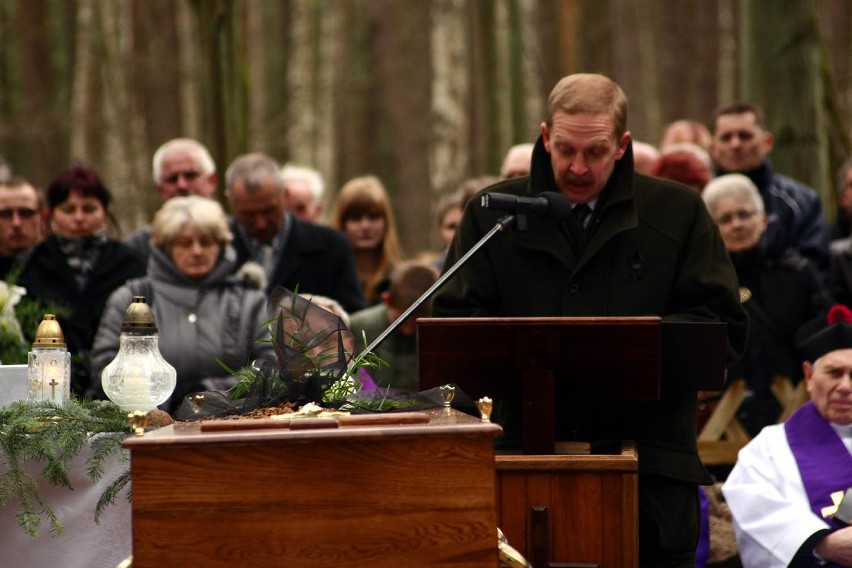 Pogrzeb leśniczego z Dobrzycy. Ponad pół tysiąca osób pożegnało Aleksandrę i Zdzisława Krause [FOTO]