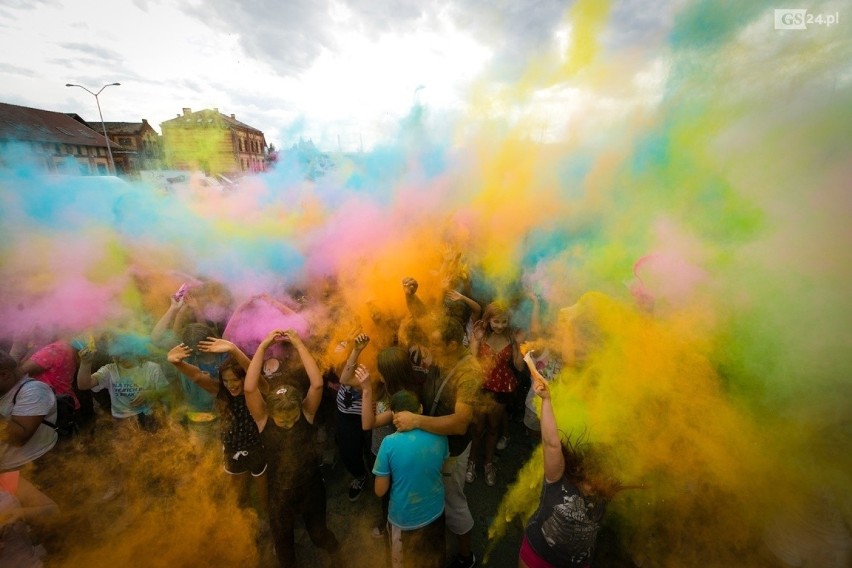 Splash of Colours - kolorowe proszki poszybowały w niebo