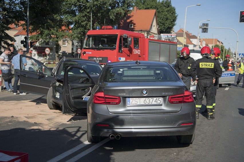 Stargard. Wypadek z udziałem policyjnego BMW na ul. Szczecińskiej. NOWE ZDJĘCIA