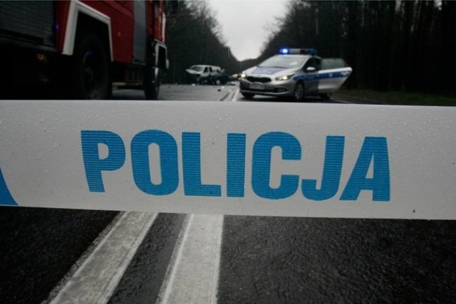 Policja bada okoliczności zderzenia skutera z samochodem osobowym w Krakowie