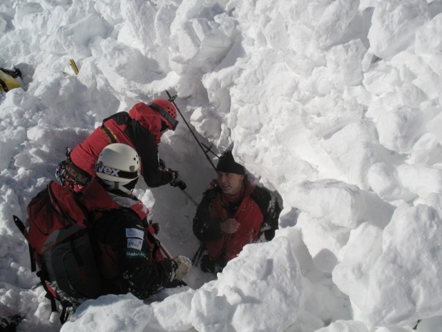 2008.02.09 tatry czerwone wierchy artur hajzer himalaista przysypany przez lawine gory, zima, lawina, himalaista, topr, ratownik, ratownicy, helikopter, snieg gazeta krakowska