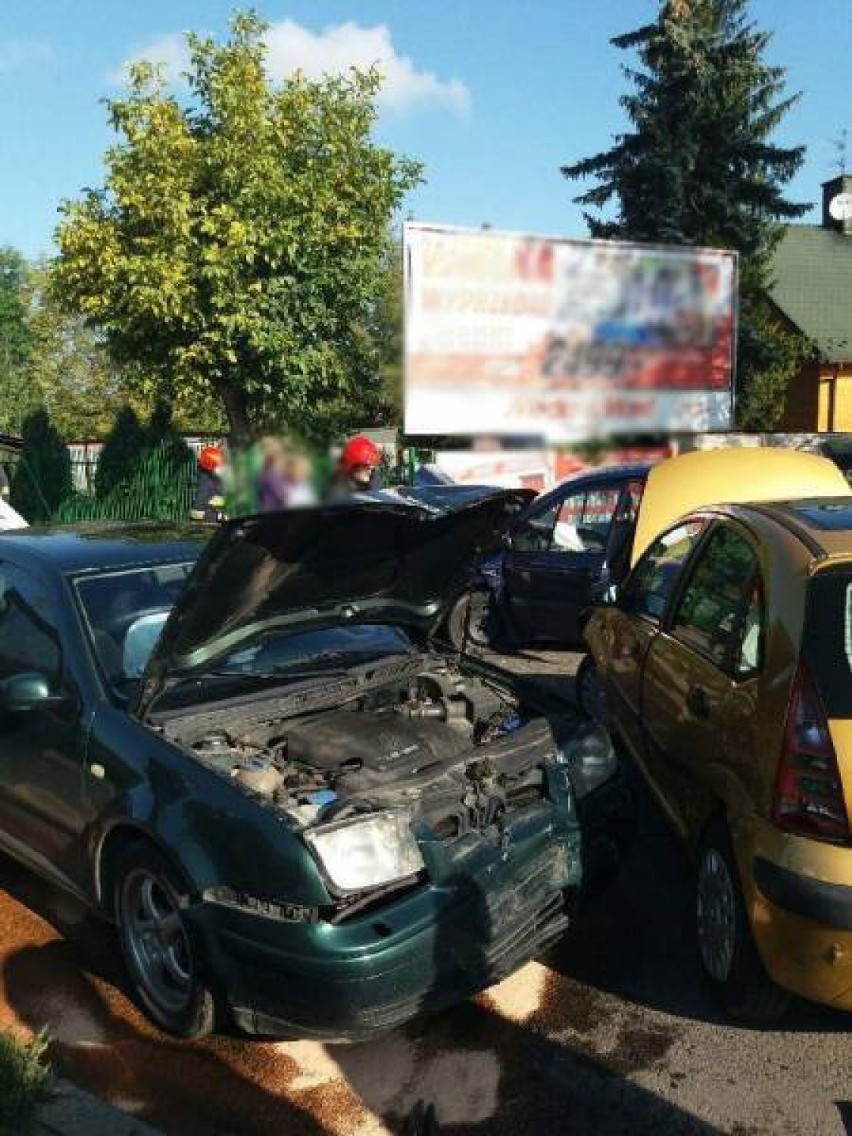 Nowy Sącz. Trzy auta rozbite. Dwie osoby w szpitalu [ZDJĘCIA]