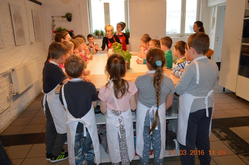 Warsztaty kulinarne uczniów szkoły społecznej