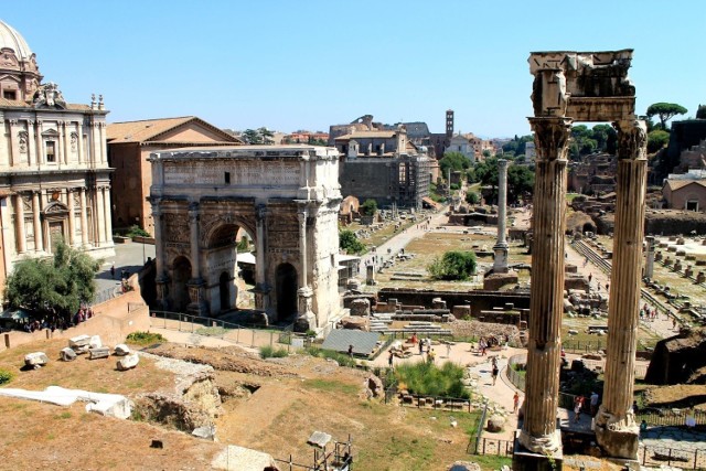 Zanim wybierzemy się w długą wędr&oacute;wkę wąskimi rzymskimi uliczkami, wypada zobaczyć parę powszechnie znanych i obleganych przez turyst&oacute;w miejsc, takich jak najważniejszy plac w starożytnym Rzymie, czyli Forum Romanum...
Fot. Bartłomiej Krawcz