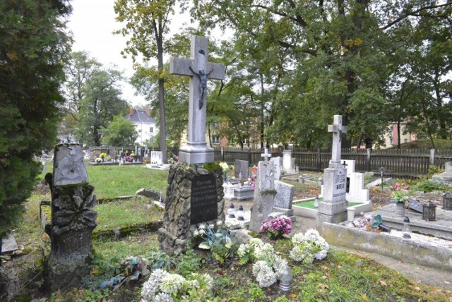 KOŚCIAN. Stary cmentarz parafialny to zabytek, ale wiele historycznych nagrobków jest w opłakanym stanie