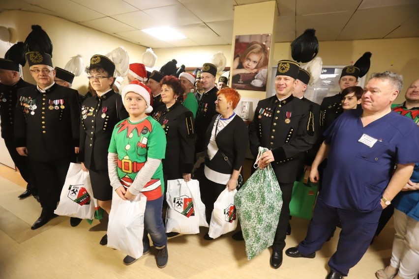 Górnicy z Bełchatowa przywieźli prezenty dla małych pacjentów Centrum Zdrowia Matki Polki