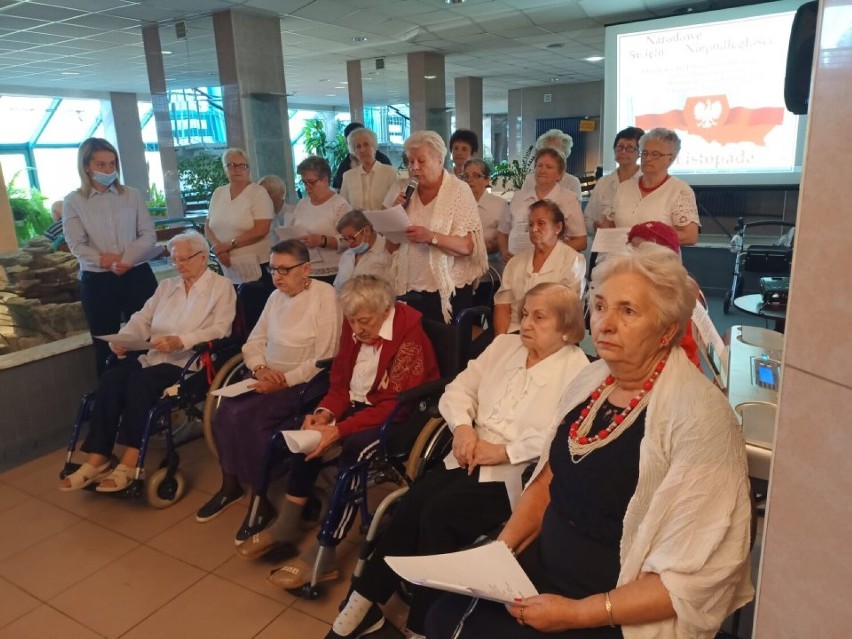 Seniorzy z Sieradza również uczcili Święto Niepodległości. Uroczystość Dziennego Domu Senior+ i Domu Pomocy Społecznej ZDJĘCIA