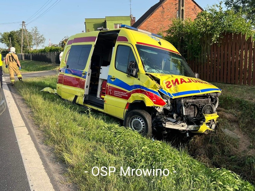 PILNE! Wypadek z udziałem karetki w Pamiątkowie. Ambulans jechał na sygnałach. Zderzył się z VW [ZDJĘCIA]