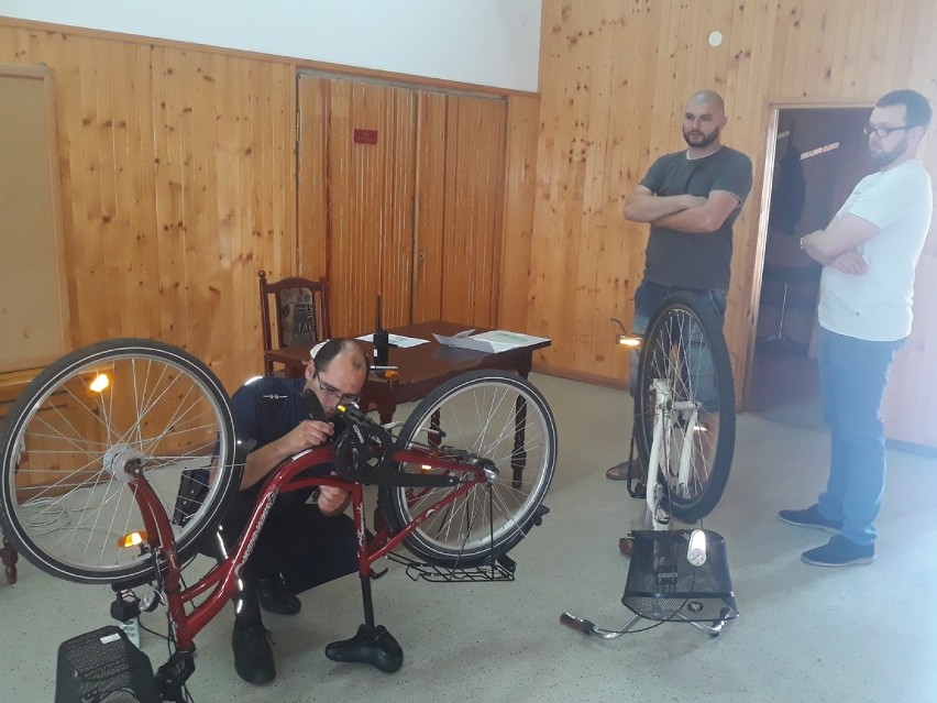 Dzielnicowi z Osięcin znakowali rowery i rozmawiali o bezpieczeństwie [zdjęcia]