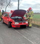 Szymankowo. Wypadek na drodze powiatowej. Po uderzeniu w drzewo kierowca trafił do szpitala