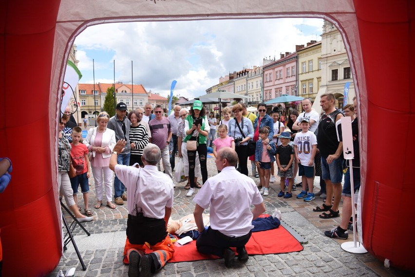 Na jarosławskim Rynku trwa Piknik Rodzinny. Symulator dachowania, darmowe badania, konkursy i wiele innych atrakcji [ZDJĘCIA]