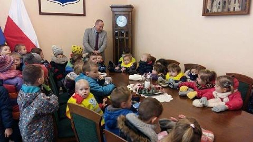 Przedszkolaki z Bajki odwiedziły burmistrza [ZDJĘCIA]
