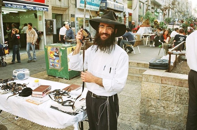 Źródło: http://commons.wikimedia.org/wiki/File:Israel_3_009.Religious_Jew_on_a_Daily-Market_.jpg