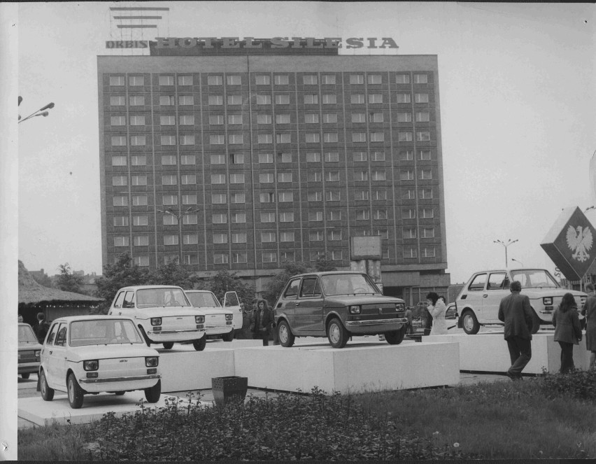 Wystawa fiatów 126p przy hotelu Silesia, rok 1972