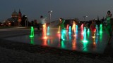 Fontanna w Tychach przy Karolinie i Wodny Park Tychy w nocy mienią się kolorami [ZDJĘCIA]