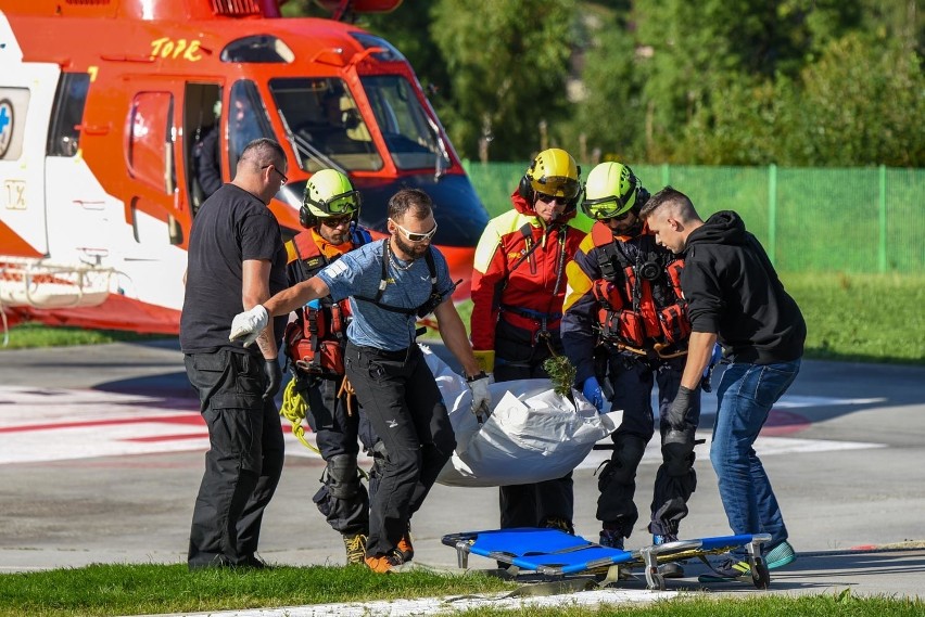 Zakopane. TOPR wydobył z Jaskini Wielkiej Śnieżnej ciała dwóch zmarłych grotołazów