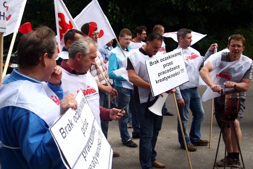 Czarnków. Pikieta &quot;Solidarności&quot; w Seaking Poland. Związkowcy bronią zwalnianych pracowników [WIDEO]